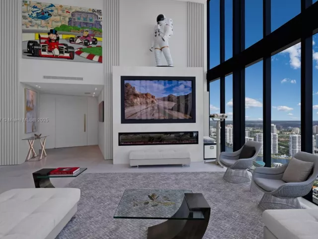 4-bedroom condo for sale in Sunny Isles Beach - 18555 Collins Ave 4405 - MondialRealty