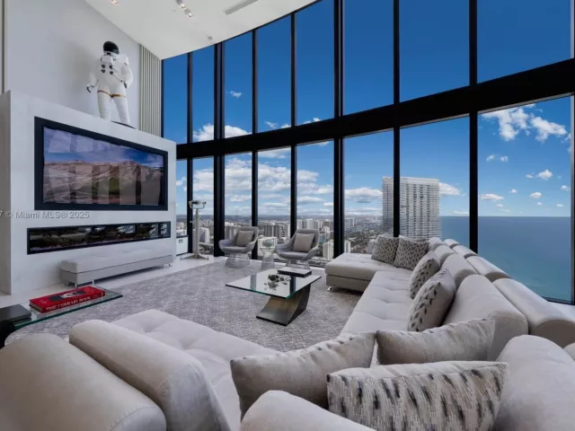 4-bedroom condo for sale in Sunny Isles Beach - 18555 Collins Ave 4405 - MondialRealty