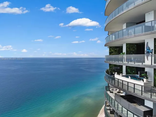 4-bedroom condo for sale in Sunny Isles Beach - 18555 Collins Ave 4405 - MondialRealty