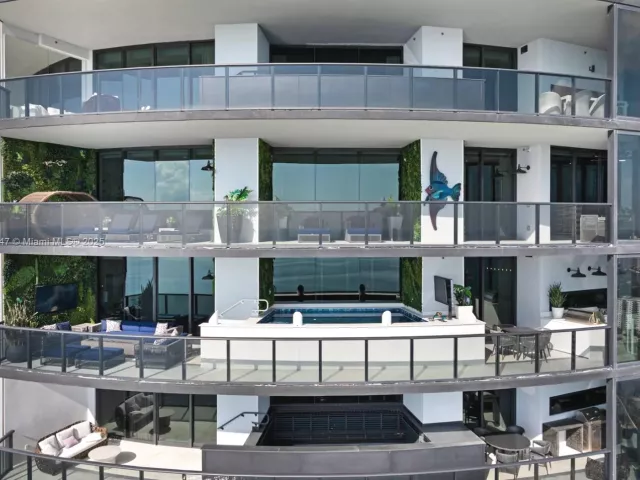 4-bedroom condo for sale in Sunny Isles Beach - 18555 Collins Ave 4405 - MondialRealty