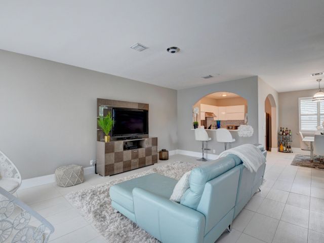 Home for rent at 71 NW 4th Avenue - photo 6594942