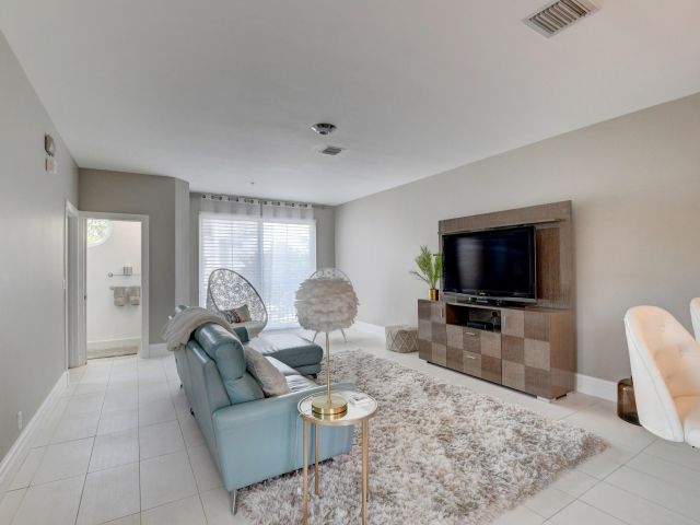 Home for rent at 71 NW 4th Avenue - photo 6594943