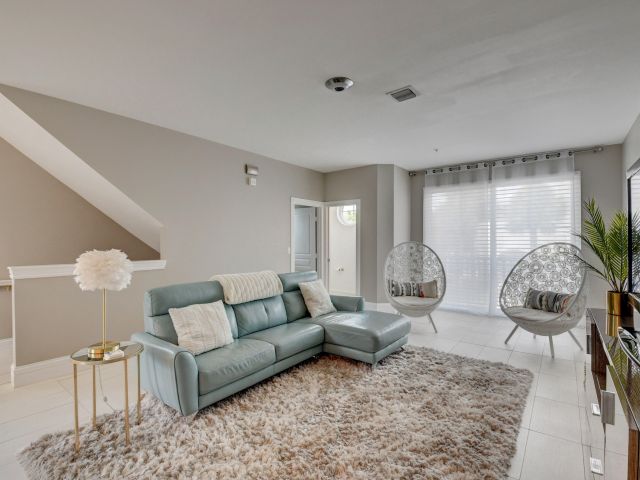 Home for rent at 71 NW 4th Avenue - photo 6594954