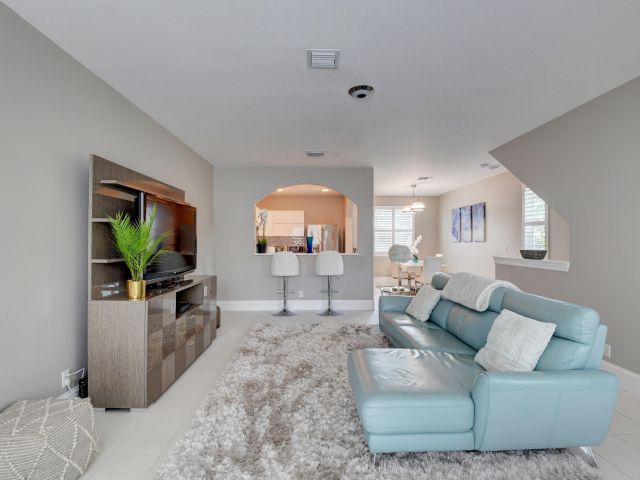 Home for rent at 71 NW 4th Avenue - photo 6594955