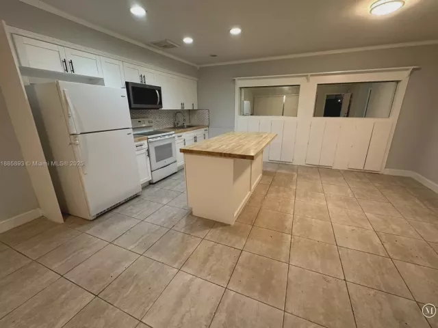 4-bedroom home for sale in Miami Gardens - 165 NW 192nd St - MondialRealty