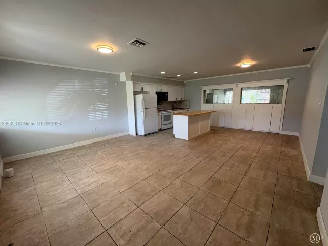 4-bedroom home for sale in Miami Gardens - 165 NW 192nd St - MondialRealty