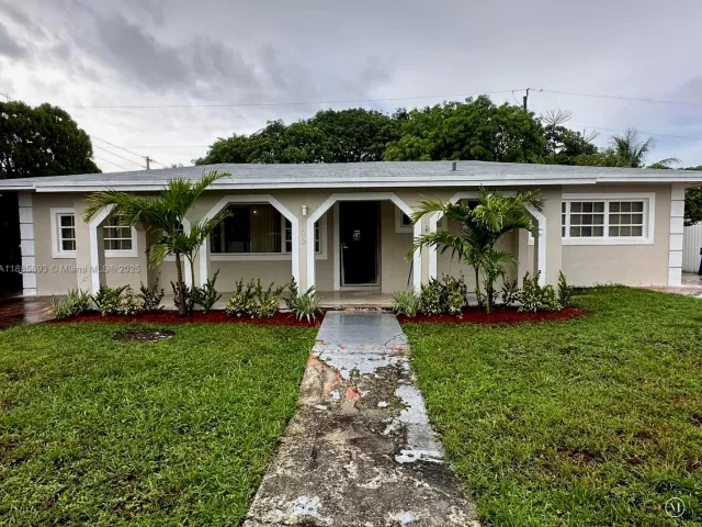 4-bedroom home for sale in Miami Gardens - 165 NW 192nd St - MondialRealty