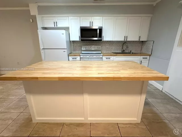 4-bedroom home for sale in Miami Gardens - 165 NW 192nd St - MondialRealty