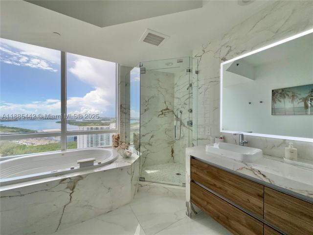 3-bedroom condo for rent in Sunny Isles Beach - 15901 Collins Ave 2406 - MondialRealty