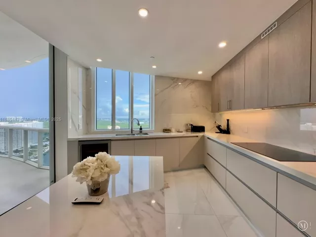 3-bedroom condo for rent in Sunny Isles Beach - 15901 Collins Ave 2406 - MondialRealty
