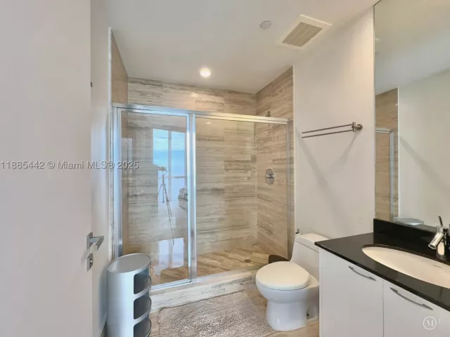 3-bedroom condo for rent in Sunny Isles Beach - 15901 Collins Ave 2406 - MondialRealty