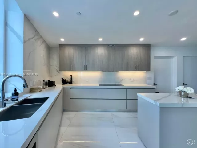 3-bedroom condo for rent in Sunny Isles Beach - 15901 Collins Ave 2406 - MondialRealty