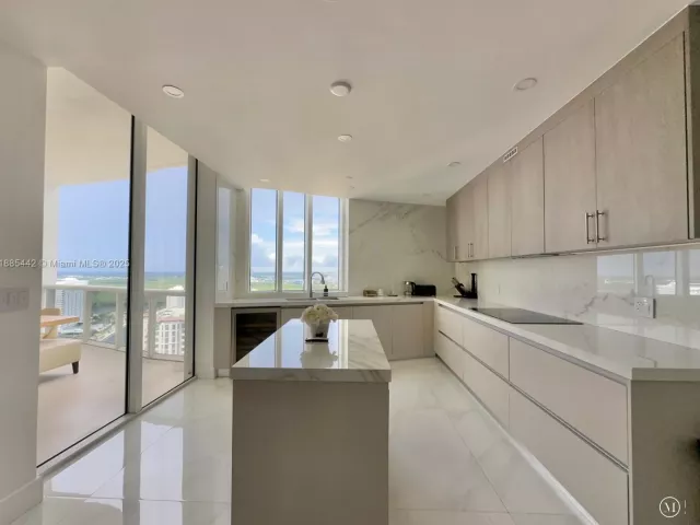 3-bedroom condo for rent in Sunny Isles Beach - 15901 Collins Ave 2406 - MondialRealty
