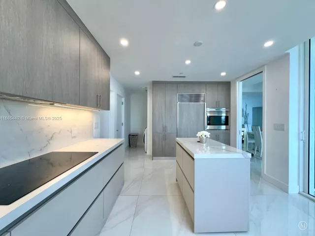 3-bedroom condo for rent in Sunny Isles Beach - 15901 Collins Ave 2406 - MondialRealty
