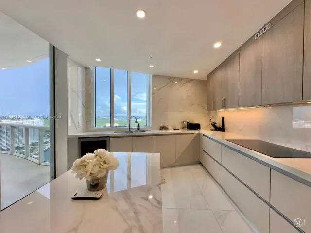 3-bedroom condo for rent in Sunny Isles Beach - 15901 Collins Ave 2406 - MondialRealty