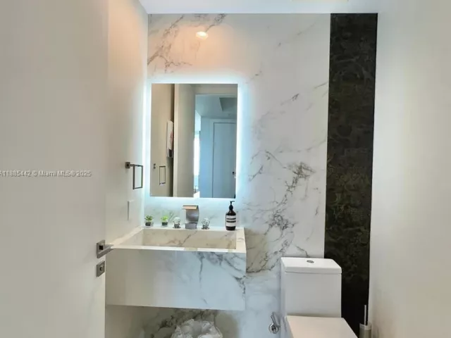 3-bedroom condo for rent in Sunny Isles Beach - 15901 Collins Ave 2406 - MondialRealty