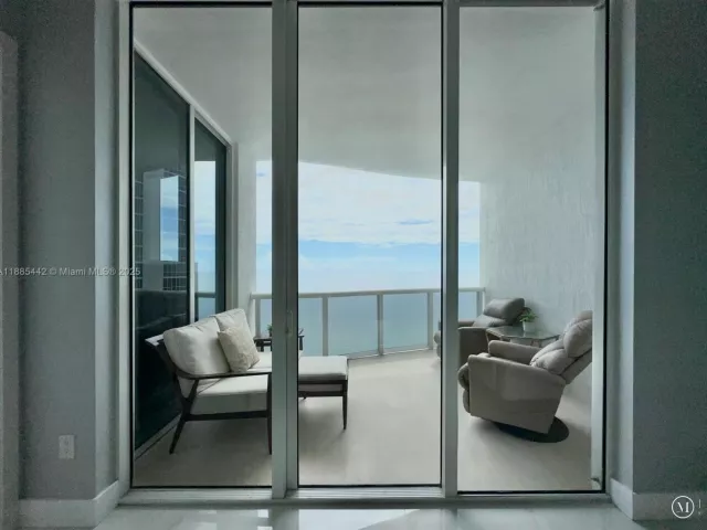 3-bedroom condo for rent in Sunny Isles Beach - 15901 Collins Ave 2406 - MondialRealty