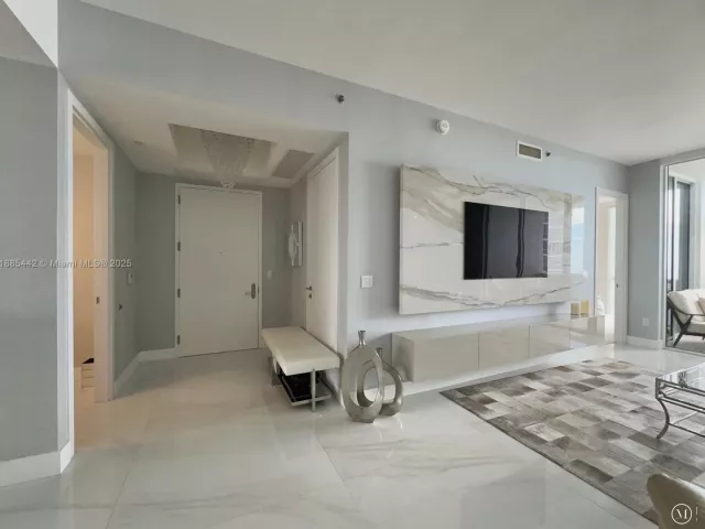3-bedroom condo for rent in Sunny Isles Beach - 15901 Collins Ave 2406 - MondialRealty