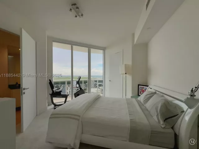 3-bedroom condo for rent in Sunny Isles Beach - 15901 Collins Ave 2406 - MondialRealty