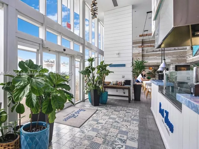 3-bedroom condo for rent in Sunny Isles Beach - 15901 Collins Ave 2406 - MondialRealty
