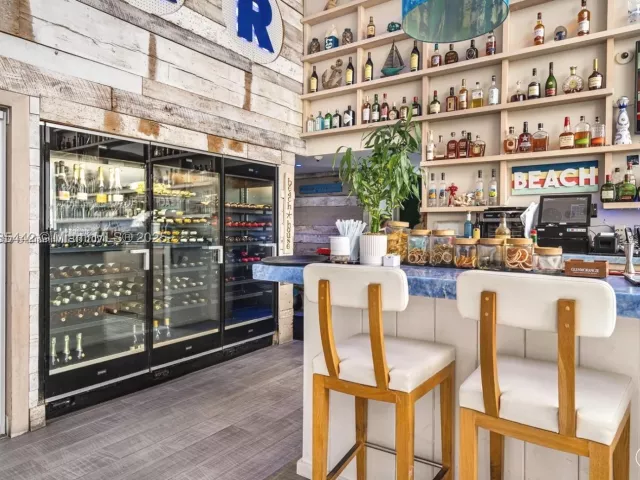 3-bedroom condo for rent in Sunny Isles Beach - 15901 Collins Ave 2406 - MondialRealty