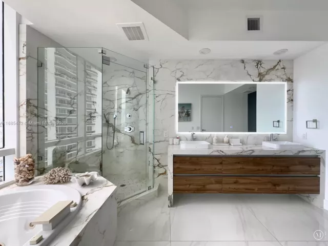 3-bedroom condo for rent in Sunny Isles Beach - 15901 Collins Ave 2406 - MondialRealty