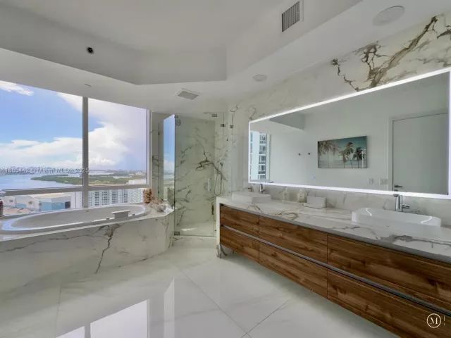 3-bedroom condo for rent in Sunny Isles Beach - 15901 Collins Ave 2406 - MondialRealty