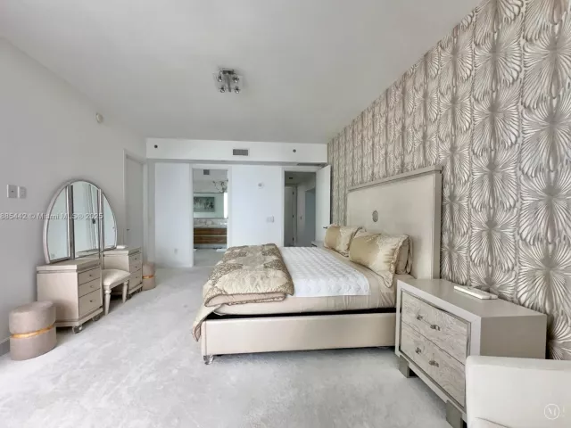 3-bedroom condo for rent in Sunny Isles Beach - 15901 Collins Ave 2406 - MondialRealty