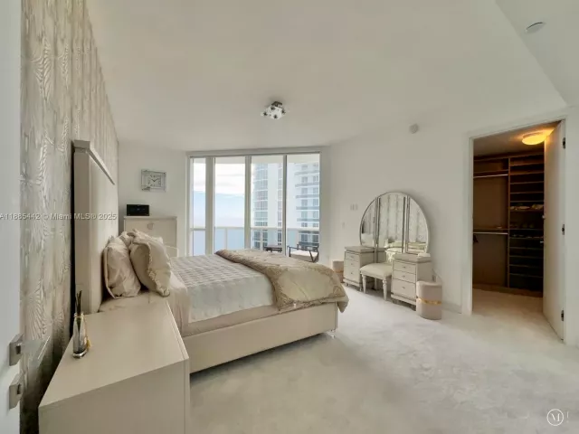 3-bedroom condo for rent in Sunny Isles Beach - 15901 Collins Ave 2406 - MondialRealty