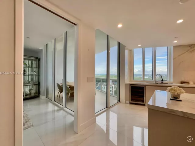 3-bedroom condo for rent in Sunny Isles Beach - 15901 Collins Ave 2406 - MondialRealty