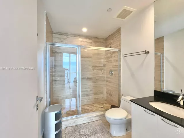 3-bedroom condo for rent in Sunny Isles Beach - 15901 Collins Ave 2406 - MondialRealty