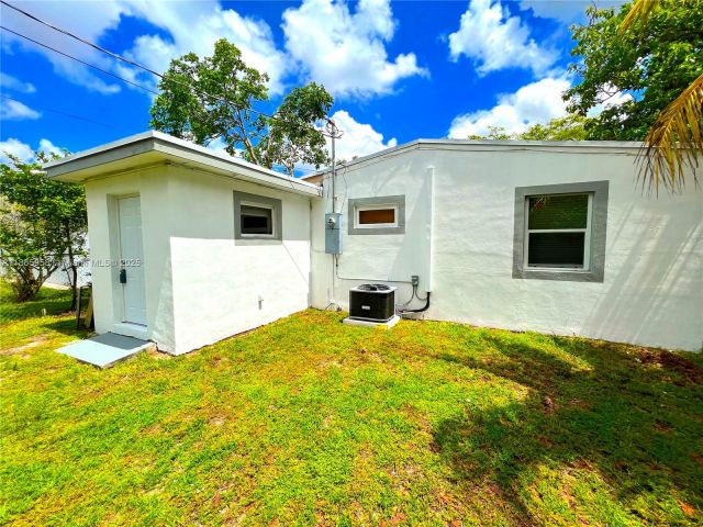 Home for rent at 140 NW 124th St 0 - photo 7494814