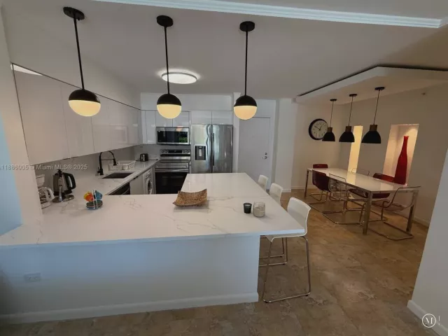 2-bedroom condo for sale in Miami Beach - 1500 Bay Rd 122S - MondialRealty