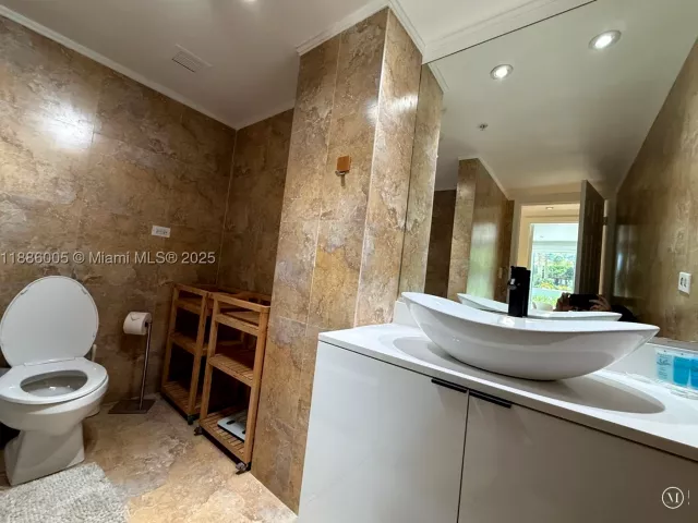 2-bedroom condo for sale in Miami Beach - 1500 Bay Rd 122S - MondialRealty
