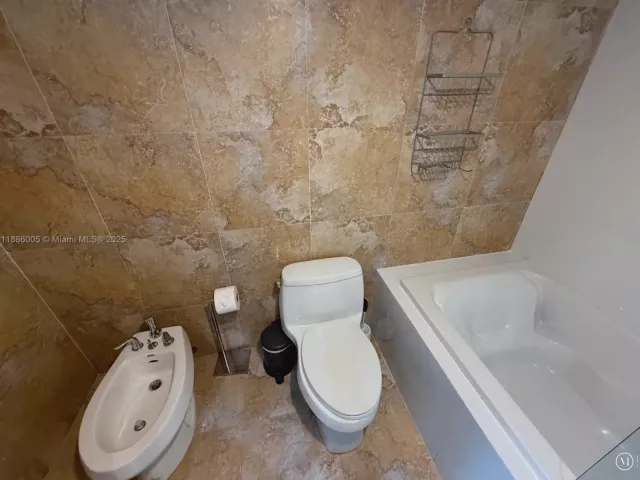 2-bedroom condo for sale in Miami Beach - 1500 Bay Rd 122S - MondialRealty