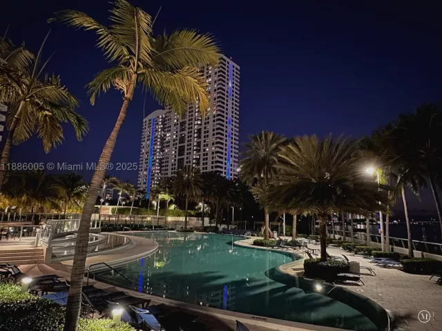 2-bedroom condo for sale in Miami Beach - 1500 Bay Rd 122S - MondialRealty