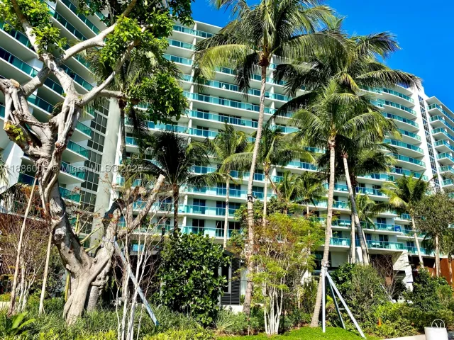 2-bedroom condo for sale in Miami Beach - 1500 Bay Rd 122S - MondialRealty