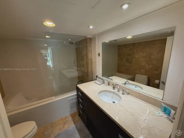 2-bedroom condo for sale in Miami Beach - 1500 Bay Rd 122S - MondialRealty