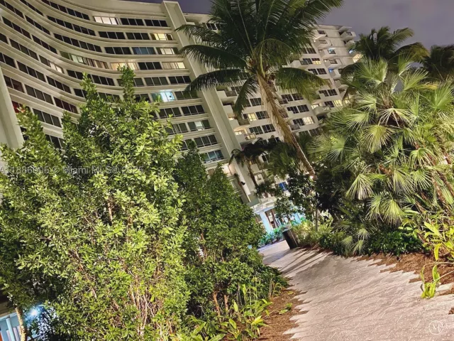 2-bedroom condo for sale in Miami Beach - 1500 Bay Rd 122S - MondialRealty