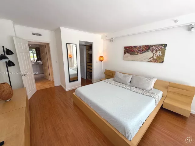 2-bedroom condo for sale in Miami Beach - 1500 Bay Rd 122S - MondialRealty