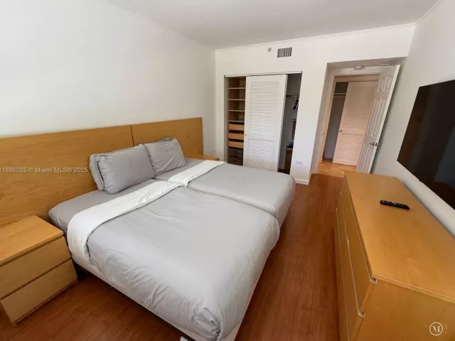 2-bedroom condo for sale in Miami Beach - 1500 Bay Rd 122S - MondialRealty