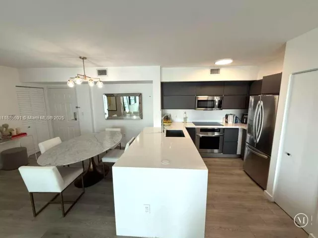 2-bedroom condo for sale in Miami - 1155 Brickell Bay Dr 1408 - MondialRealty