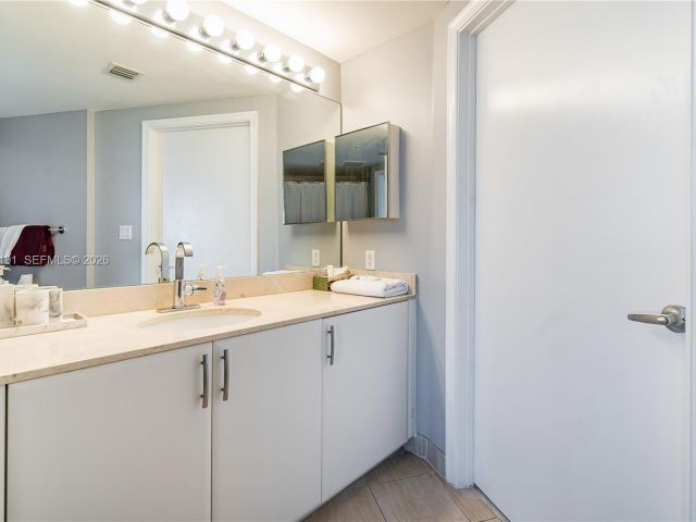1-bedroom condo for rent in Miami - 1750 N Bayshore Dr 2301 - MondialRealty