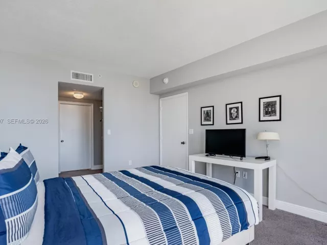 1-bedroom condo for rent in Miami - 1750 N Bayshore Dr 3410 - MondialRealty