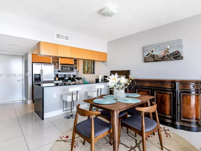 1-bedroom condo for rent in Miami - 1750 N Bayshore Dr 3410 - MondialRealty