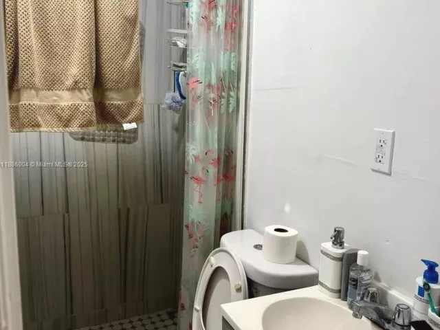 5-bedroom home for sale in Miami Gardens - 19611 NW 47th Ave - MondialRealty