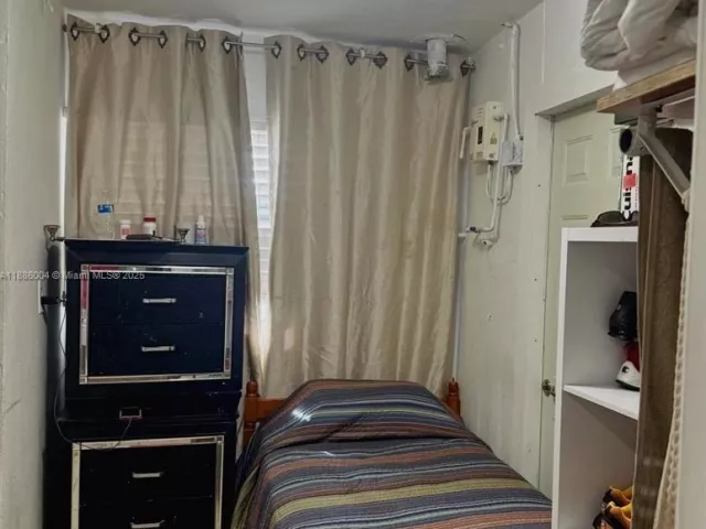 5-bedroom home for sale in Miami Gardens - 19611 NW 47th Ave - MondialRealty