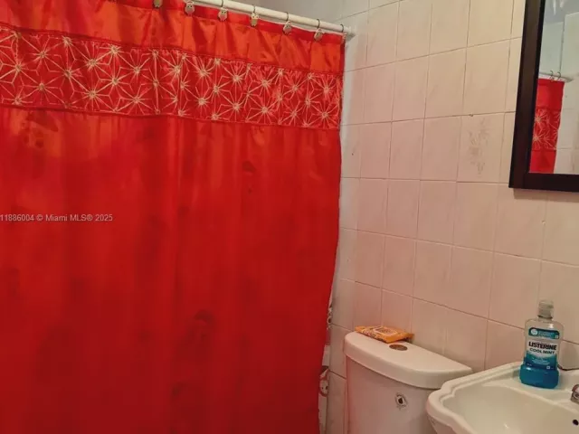 5-bedroom home for sale in Miami Gardens - 19611 NW 47th Ave - MondialRealty