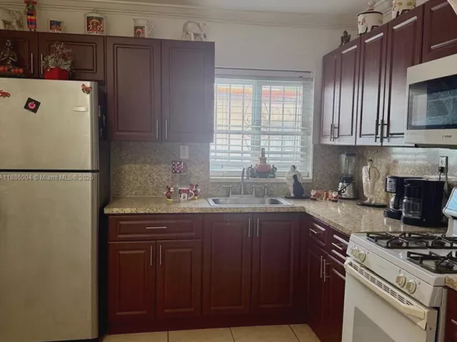 5-bedroom home for sale in Miami Gardens - 19611 NW 47th Ave - MondialRealty