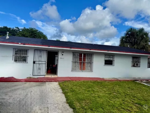 5-bedroom home for sale in Miami Gardens - 19611 NW 47th Ave - MondialRealty